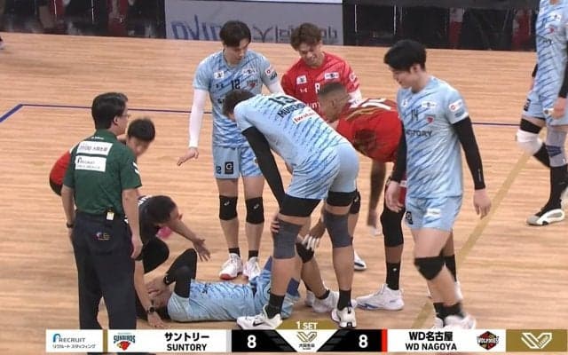 弾丸スパイクが…顔面直撃で吹っ飛ぶ様子にアリーナ騒然 相手選手も心配顔で駆け寄る