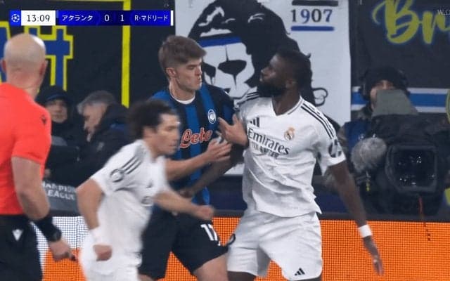 “リュディガー劇場”今度はUFC級！？「何やってんの笑」掴み合い騒動→激昂指差しの一部始終に「やり合いすぎ」「カード貰うなよ」