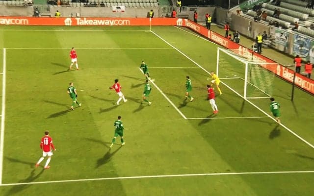 なぜそこにいる！？ AZ毎熊晟矢、“ポジション無視”で逆足ダイレクトゴール！「SBだよね？」まるでトップ下だった欧州初得点