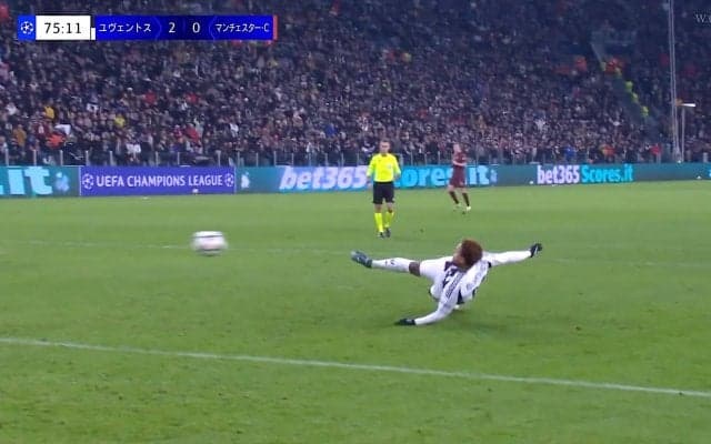 スタジアム沸騰！王者シティを粉砕した“超豪快スライディングボレー”の瞬間 「やっぱファンタジスタ」魔法のゴールにSNS熱狂