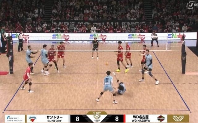 味方が目の前で倒れた… 髙橋藍、顔面直撃サーブ直後に咄嗟の気遣い 心配そうな相手にフォローも