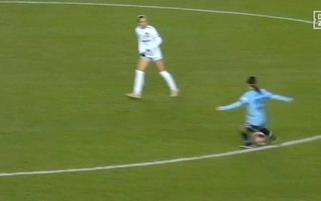 「美しすぎる…」 長谷川唯、ピッチを切り裂く“ピンポイントフィード”炸裂の瞬間「上手すぎ」 マンC日本人コンビの“超連係”にスタジアム騒然