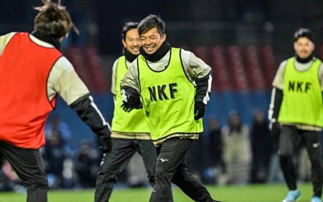 「これだけで泣ける」「尊い…」鹿島の新指揮官・鬼木監督の川崎の歴代名選手による「奪い合いハグ姿」がファンの心を掴む！「いかに鬼さんが慕われているか分かる」と退任を惜しむ声