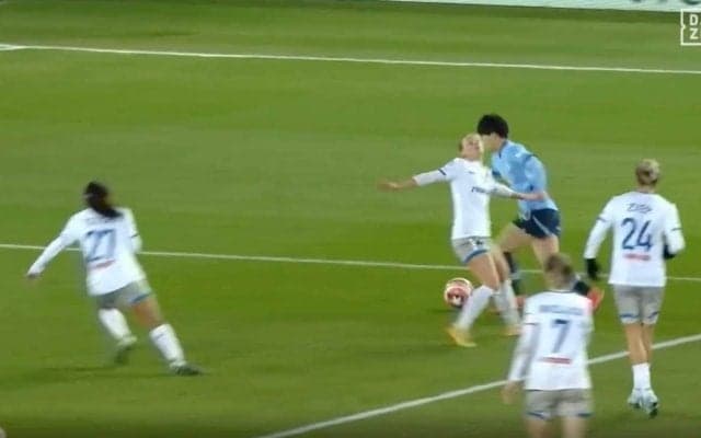  スタジアム騒然！ 藤野あおばに「ドン引き」 相手DFに“異変”… 超絶ドリブル→完璧クロスで様子がおかしくなる「エグい」