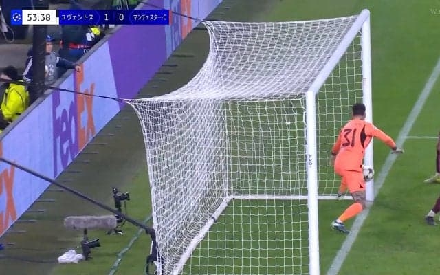 絶望の「マイナス1mm」 王者シティ守護神の失点シーンにSNS愕然「よく反応できてるけど…」「どうしちゃったのよ本当に」