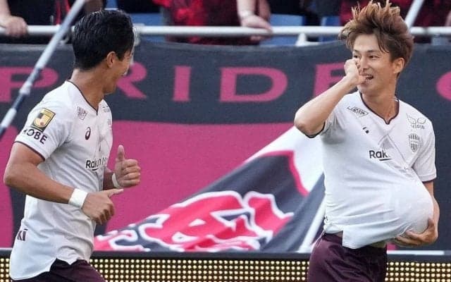 ｢すげぇー｣｢連覇にベイビー｣J1神戸MF井出遥也の元E-girls美人妻、生後2か月の我が子を抱くピッチ上の3ショットに｢最高｣の声