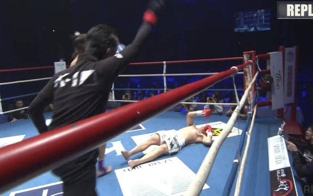 見たことないバックブローで衝撃KO “即タオル”投入の劇的結末に「今まで見たことない…衝撃です」識者も驚き