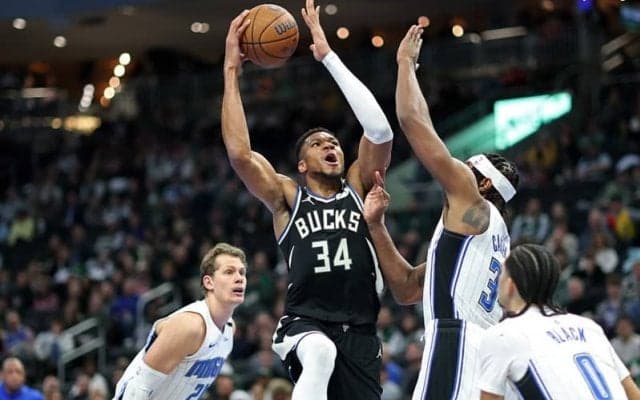 ペイントで猛威を振るうヤニス「今のチームは競い合えているし、一丸になっている」