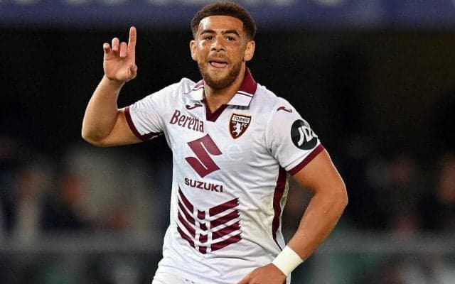 トリノFWアダムスがほぼハーフウェイラインから驚愕ロングシュート弾！　6試合1得点のチーム救う殊勲の一発に