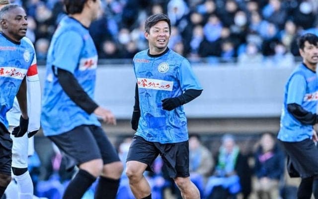 【鬼木監督の「最後の取材」で聞いた川崎フロンターレの絆のこと、中村憲剛のこと(2)】鬼木監督が「花束が似合う男でした」と話す谷口の粋な行動と、「僕もお礼を言えた」と明かす中村との会話
