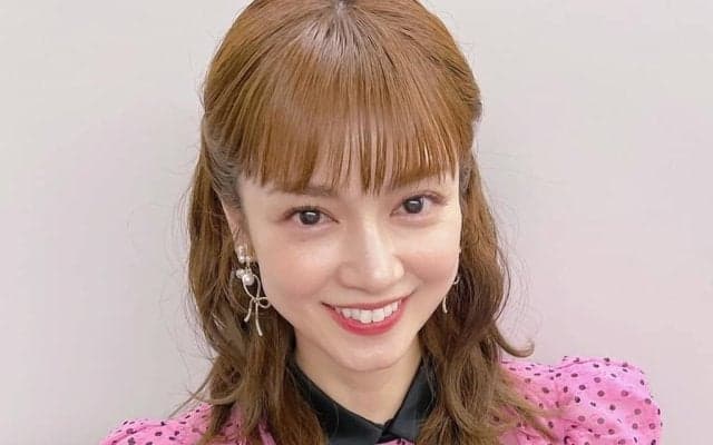 ｢美しすぎる40歳｣｢誕生日になぜ枕⁉｣日本代表DF長友佑都の美人妻、｢後ろ振り向けない｣枕ドレス姿で誕生日報告｢足が細くて綺麗｣絶賛と｢どんな格好｣ツッコミも