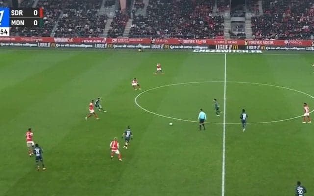 日本代表と勘違い？伊東純也が“うっかり”相手チームの南野拓実へドンピシャ“パス”「タキへの見事なパス」「間違えてるよ」