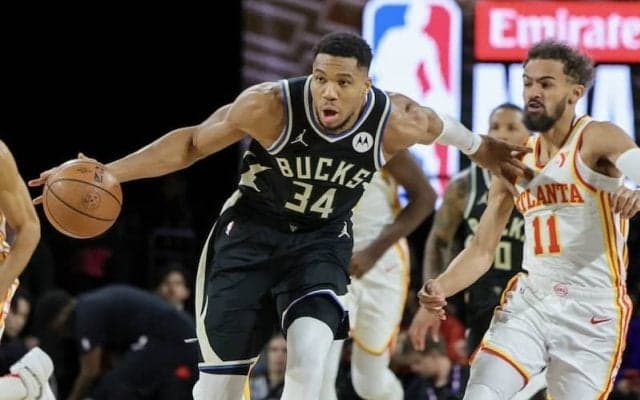 バックスがホークスを破ってNBAカップの決勝へ…アデトクンボとヤングが互いに躍動