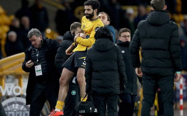 ウルブスDFが敗戦後にベンチサイドで激高…相手挑発に怒り収まらずも屈強ドーソンに抱え込まれてピッチ後に