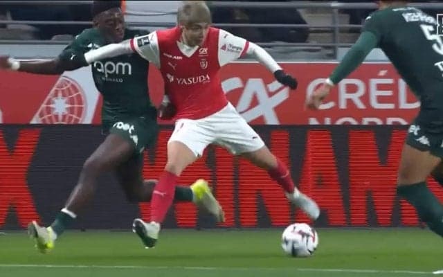 「ファウルだろ！」伊東純也、見えない位置でユニフォームを引き倒されて転倒「PKかと思った」ドリブル阻止され抗議もノーファウルでファン不満の声