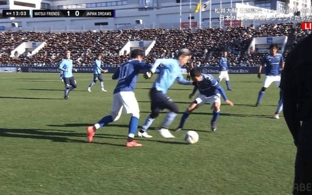 「うっま！」57歳キングカズ、“華麗なダブルプレス突破”で場内騒然！ 香川真司＆今野泰幸を振り切る「流石の技術」「わりと強めにチャージw」