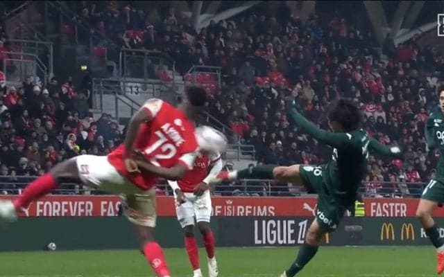 漫画かよ！南野拓実“かっこよ過ぎ”なダイレクトボレーシュートが話題「ハットトリックしてそう」