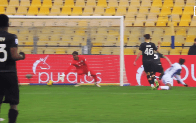 鈴木彩艶の“勝負を分けた失点”「触れただろ」vs「厳しいって」ファン論争！現地メディアの見解は？