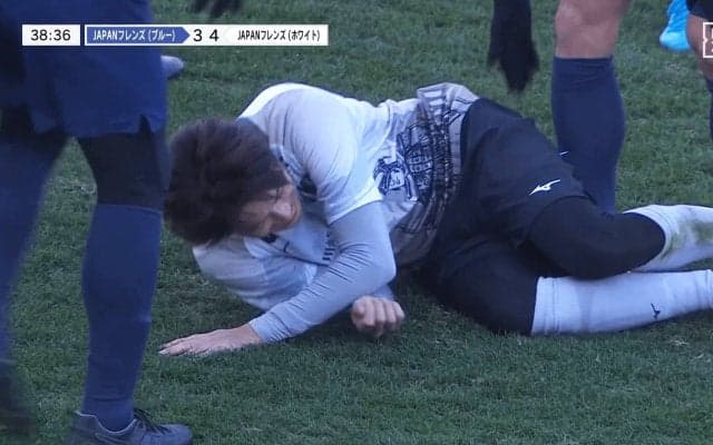 内田篤人が「ケツを蹴られた笑」“まさかの宇宙開発シュート”にスタジアム騒然！ 先輩からいじられまくった一部始終「お膳立てをw」