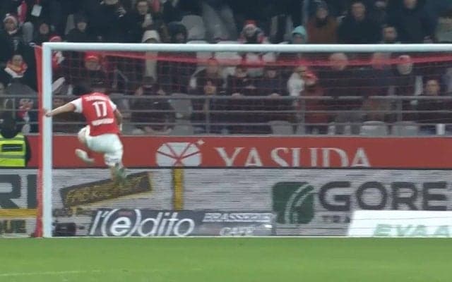 飛びすぎだろ！中村敬斗の超豪快ジャンピングボレーにSNS騒然「ジャンプまで完璧」「今日１のチャンス」