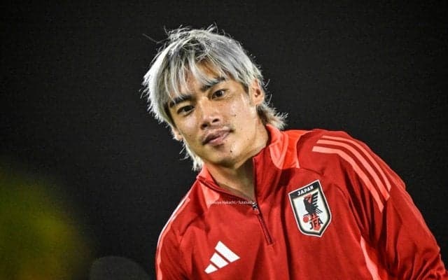 「ギャーッ!!羨ましい」Sランス伊東純也の神ファンサ＆カメラ“チラ見”シーンにファン悶絶！「キャップ開かねーってこっちチラッと見るの可愛い」と話題に