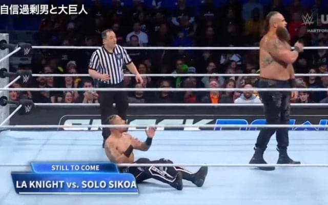 「今、何かしたか？」203cm175kgの“巨獣”レスラーが敵の空中タックルを「はじき飛ばした」衝撃プレー…相手も思わず“口ポカン”の一部始終