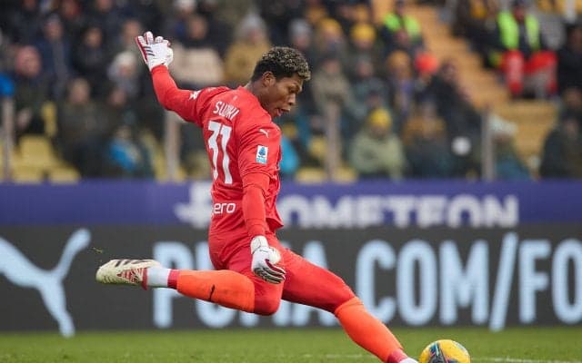 「飛びすぎだろ！」鈴木彩艶の70m超“ザイオン砲”にファン騒然！ 高精度フィードに「世界一」「驚異的」「マジでうますぎる」