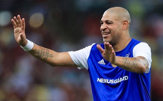 亡き父の声が…“皇帝”アドリアーノが引退試合のサプライズ演出にピッチ上で号泣