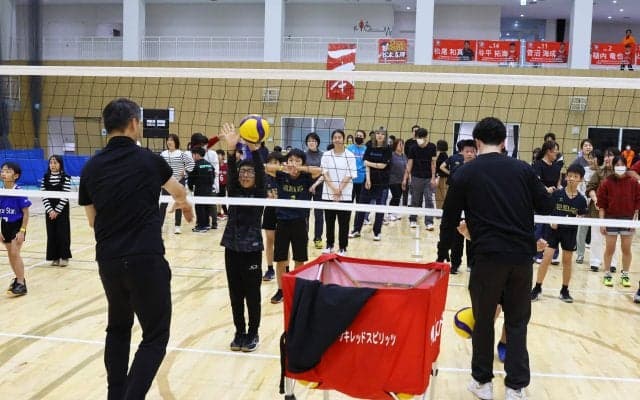 “ふれあいバレーボール体験”で競技を身近に。Vリーグ 富士通は試合後に来場者へコートを開放する取り組みも