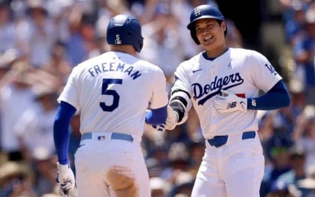 「どちらが好き？」大谷翔平の50号とフリーマンのWSサヨナラ満塁弾　“記念球”巡る調査に米ファンも白熱