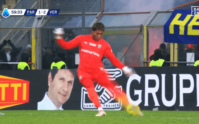 ガチか…左足で！？ 鈴木彩艶、驚異の“逆足キック”が60m超え！「えぐいな」「鬼フィード」軽いキック→大飛距離でファン仰天