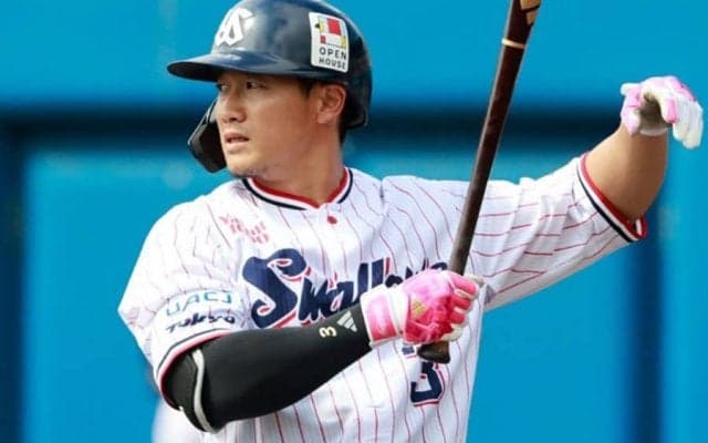 イケメンの新ユニ姿が「1番似合ってる」　爽やかブルーで決め顔…X悶絶「素敵すぎる」