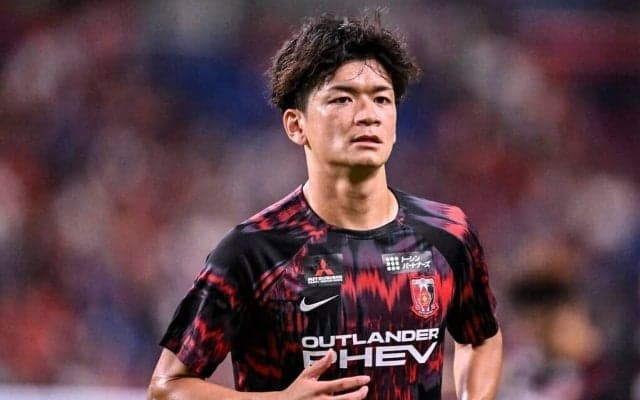 「素敵なお写真で、仲の良さが伝わります」J1浦和MF大久保智明の結婚報告「白い服装での新婚夫婦2ショット」が話題に！ 緑の中で撮影した仲睦まじい一枚
