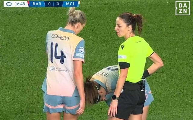 なにするんだ！長谷川唯、顔面に“強烈肘打ち”被害…“最強女王”と競り合って悲劇のアクシデント→スタジアム騒然