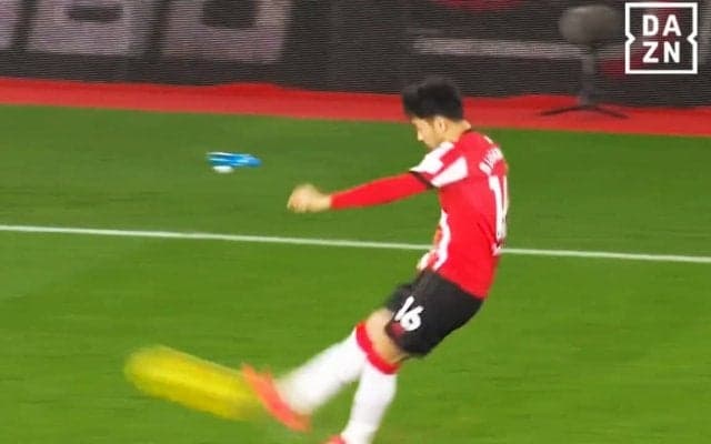 大熱狂！ 菅原由勢が高速“神ピンポイントクロス”→遠藤航らリヴァプール守備陣が戦慄「ドンピシャすぎる」「めちゃくちゃ良いボール」