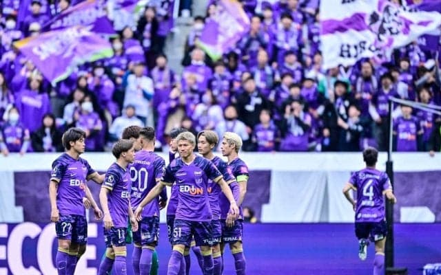 「めちゃくちゃカッコイイ!!!」J1広島が発表した来季着用の「路面電車イメージの新ユニフォームデザイン」が大絶賛！「買い確定」「チェック柄⁈」「エンブレムの位置よき」の声