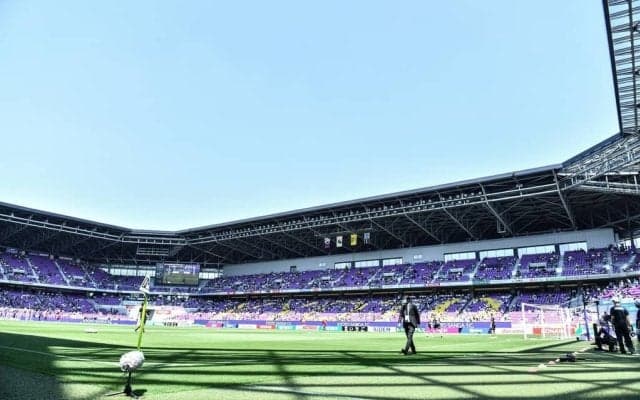 「まじかよw」「真っ白」「美しい」関西のJ1スタジアムが雪に見舞われ「ピッチが真っ白の美しい光景」が話題に！ わずか数時間だけの幻想的な姿に注目集まる