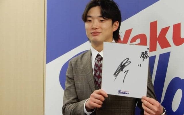 「来年できる保証はない」ヤクルト・長岡秀樹は初のタイトル獲得も“慢心”はなし「まだ立場が確立されている選手ではない」