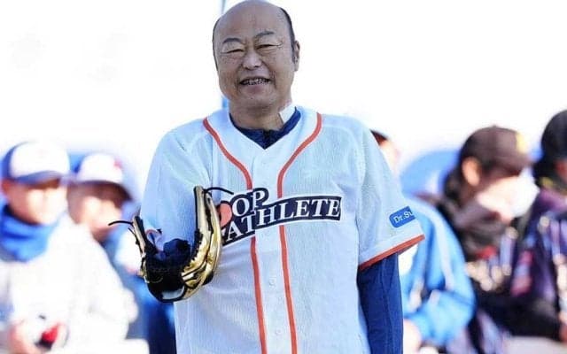 右腕切断の佐野慈紀さん、病床から駆け付けピッカリ投法披露　学童大会で左腕始球式