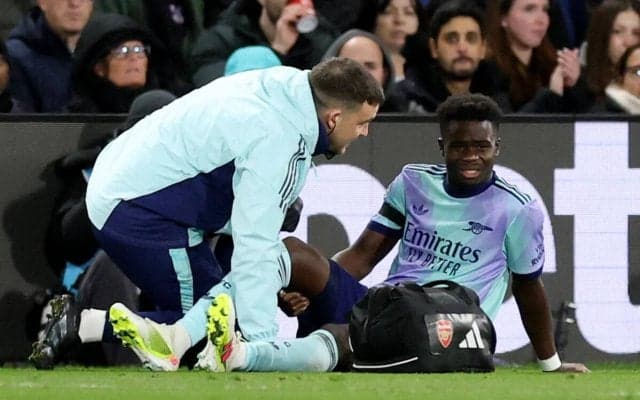 クリスタル・パレス戦で負傷交代のサカが松葉杖姿でスタジアムを後に…