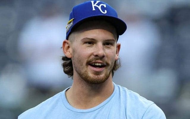 “美男美女”450億円男が結婚「素敵」　バーガーショップでキスする理由「なんて最高」