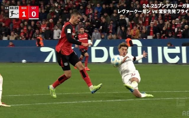 天才すぎる…堂安律の必死タックルを華麗に無力化！ 超絶ループ弾が話題「うますぎる」「センス抜群」スタジアム大熱狂の瞬間