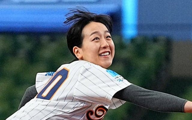 “愛され女神”に場内騒然「とてつもなく可愛い」　華麗ワインドアップ披露「スタイル抜群！」