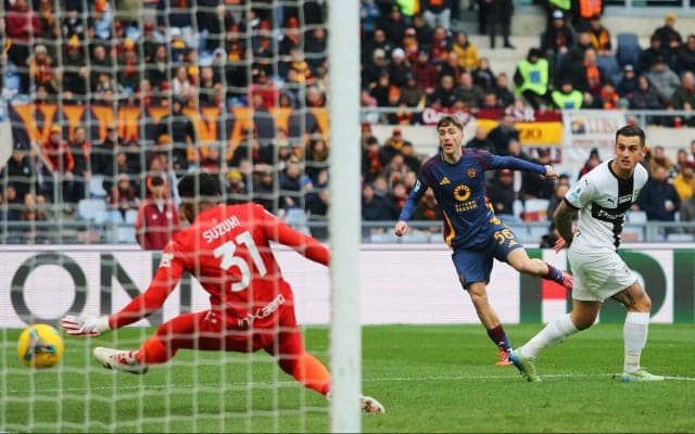 無念！ 鈴木彩艶、衝撃の“ニアぶち抜かれ失点”にガックリ…現地メディアからは最低評価「カバーできず」「ポスト際だった」