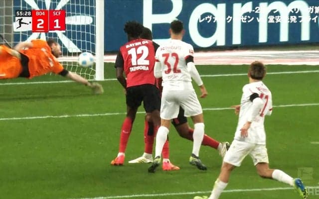 匠の技だ！ 堂安律の“前に出る守備”から華麗な速攻！ フライブルクMFの神トラップ弾が話題「お見事」「上手すぎる」