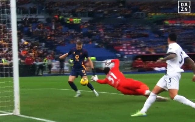 お手上げだ…鈴木彩艶、ディバラの“魔法パス”に完全翻弄され失点！「可哀想すぎる」「ノーチャンスや」ファンは同情