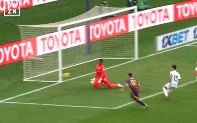 「悪夢の５失点」でも…鈴木彩艶、“胸ブロック”で超至近距離弾をビッグセーブ！「冷静だ」「ナイス判断」“成長の跡”を現地メディア＆ファンが称賛