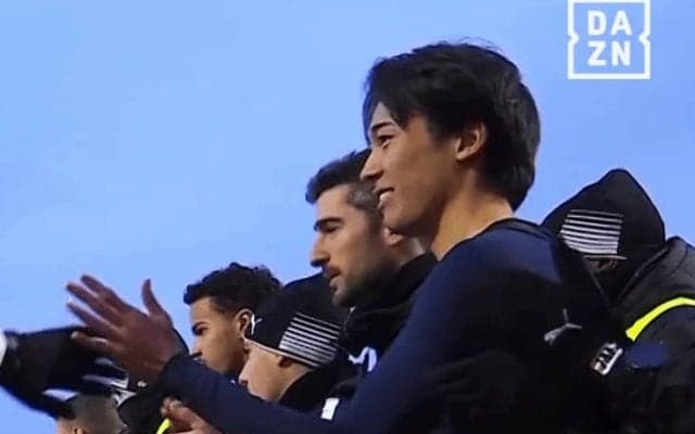 えっ、試合中だよ！？ 中村敬斗が“ユニホームおねだり”されて困惑！「シャツをくれって言われてる笑」「交渉されてた？」SNS大盛り上がり