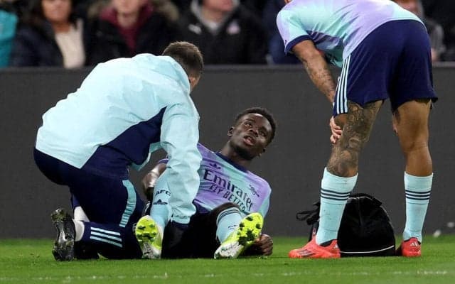 アーセナルに大打撃…松葉杖姿のサカは数種間の離脱、アルテタ監督が明かす「状態は良くない」