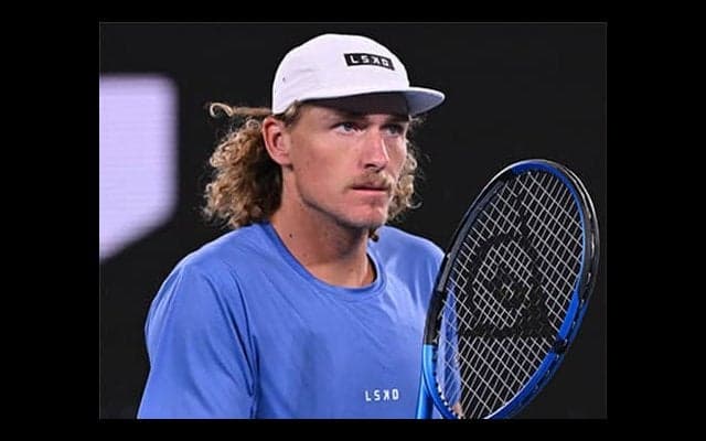  違反を自己申告し出場停止 